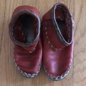 Children’s Ricardo Medina Leather Booties. Size 8? Insole measures approx 6.5”.